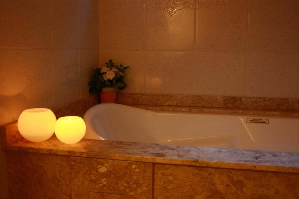 Suite Bath,327692920:JPEG